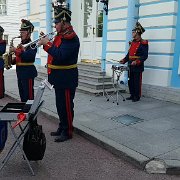 On nous accompagne en attendant qu'on ouvre les portes