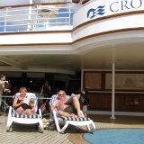 Sur le bateau dans le port de Cobh