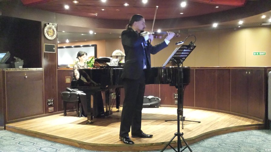 Superbe Violoniste et pianiste du bateau