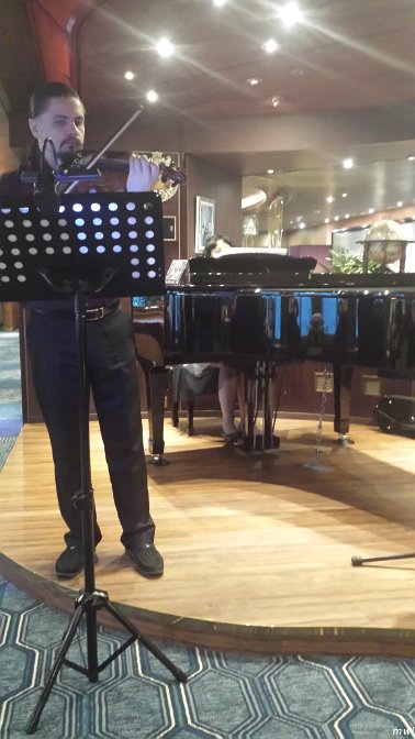 Superbe Violoniste et pianiste du bateau