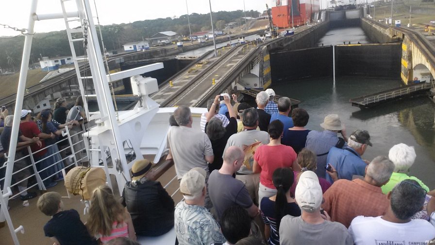 On entre dans les premières écluses du canal de Panama