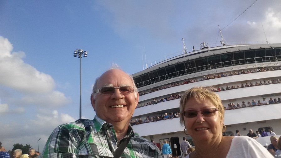 On entre dans les premières écluses du canal de Panama