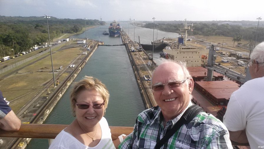 On entre dans les premières écluses du canal de Panama