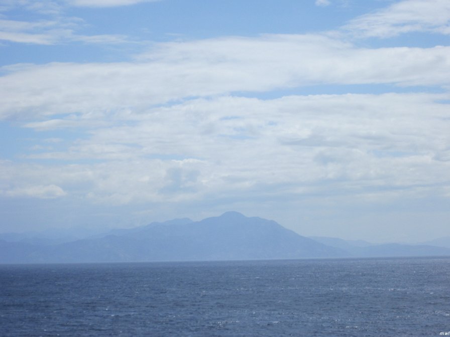 Ici on passe entre Cuba et Haïti - la côte haïtienne