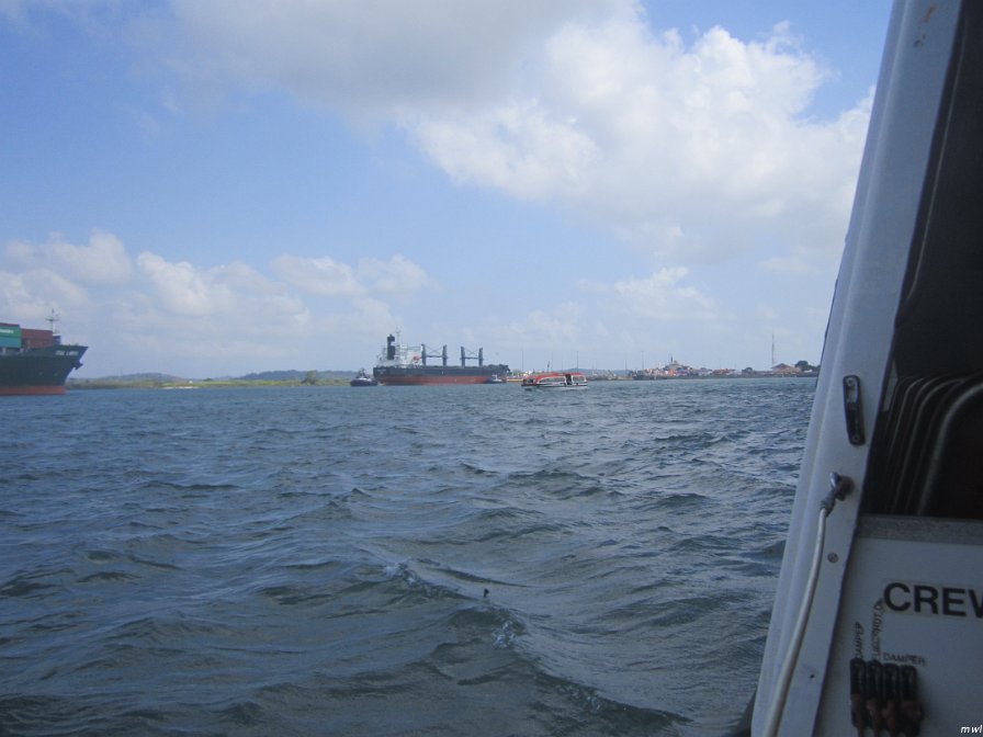 On arrive dans le lac Gatun - chauffeur débutant au volant du tender - mais les tenders sont solides