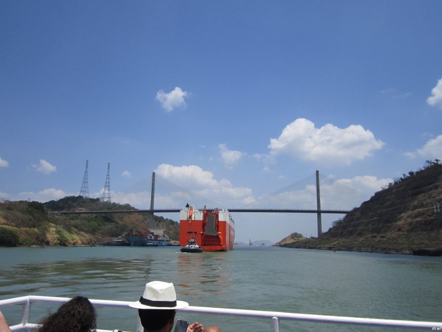 Nous traverserons les écluses en compagnie du grand bateau rouge