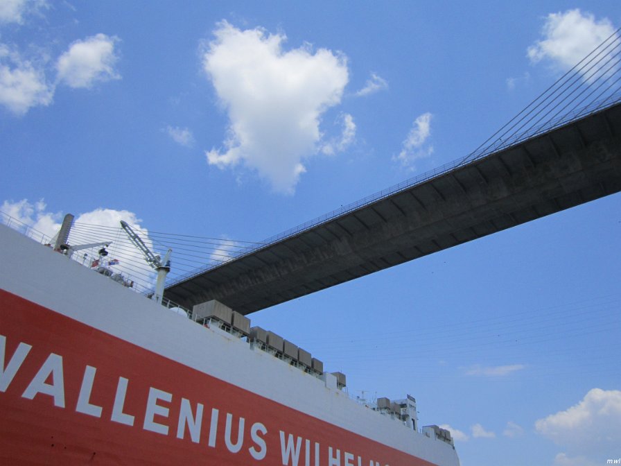 Nous traverserons les écluses en compagnie du grand bateau rouge