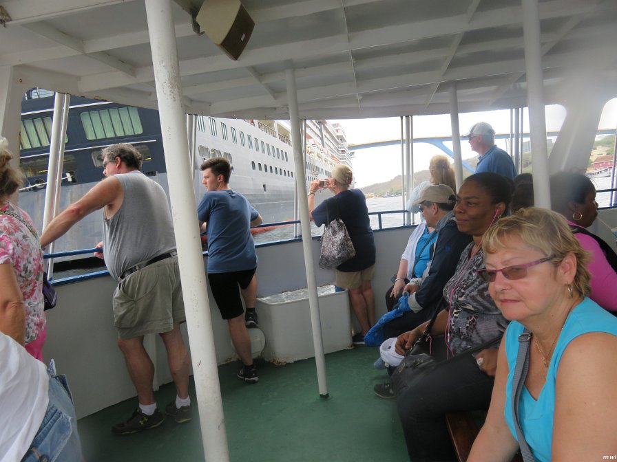 Le pont se déplace souvent pour laisser passer les bateaux - petits et grands