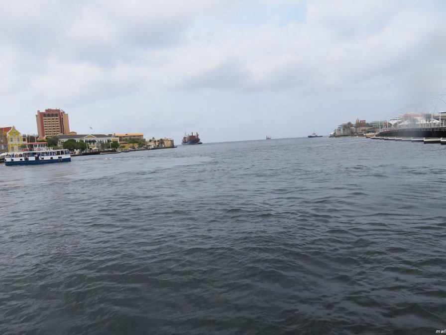 Le pont se déplace souvent pour laisser passer les bateaux - petits et grands