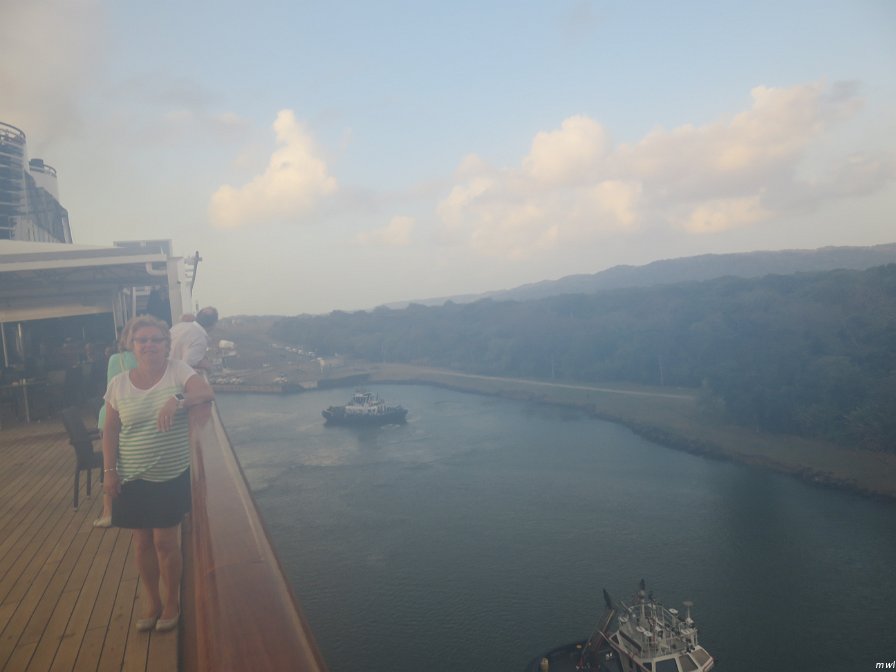 On entre dans les premières écluses du canal de Panama