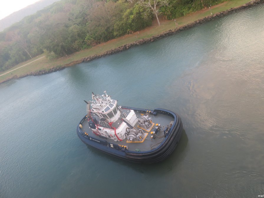 On entre dans les premières écluses du canal de Panama