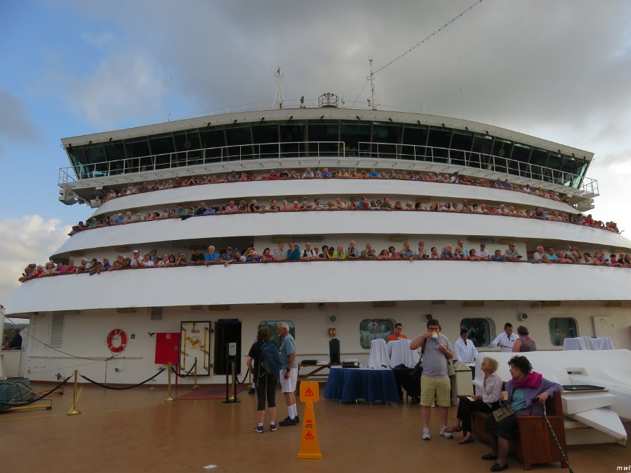 On entre dans les premières écluses du canal de Panama