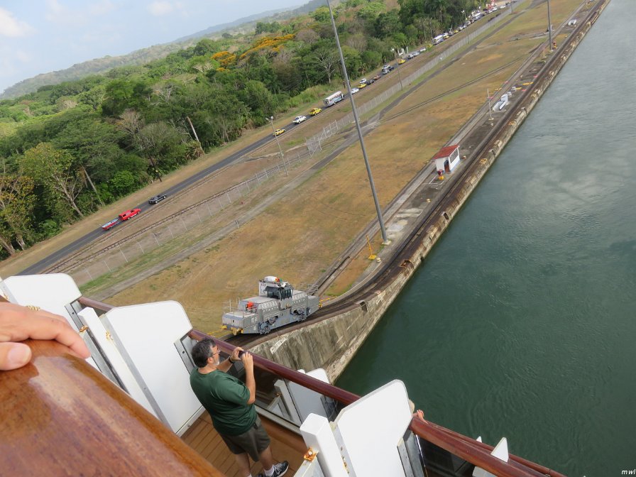 On entre dans les premières écluses du canal de Panama