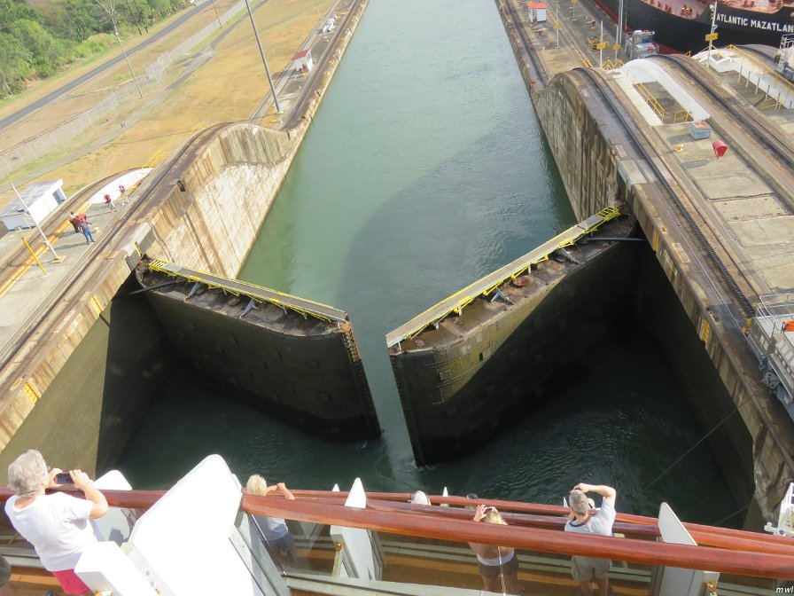 On entre dans les premières écluses du canal de Panama