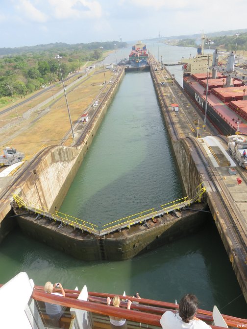 On entre dans les premières écluses du canal de Panama