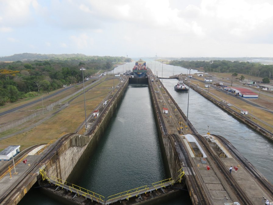 On entre dans les premières écluses du canal de Panama