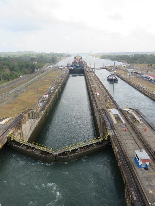 On entre dans les premières écluses du canal de Panama