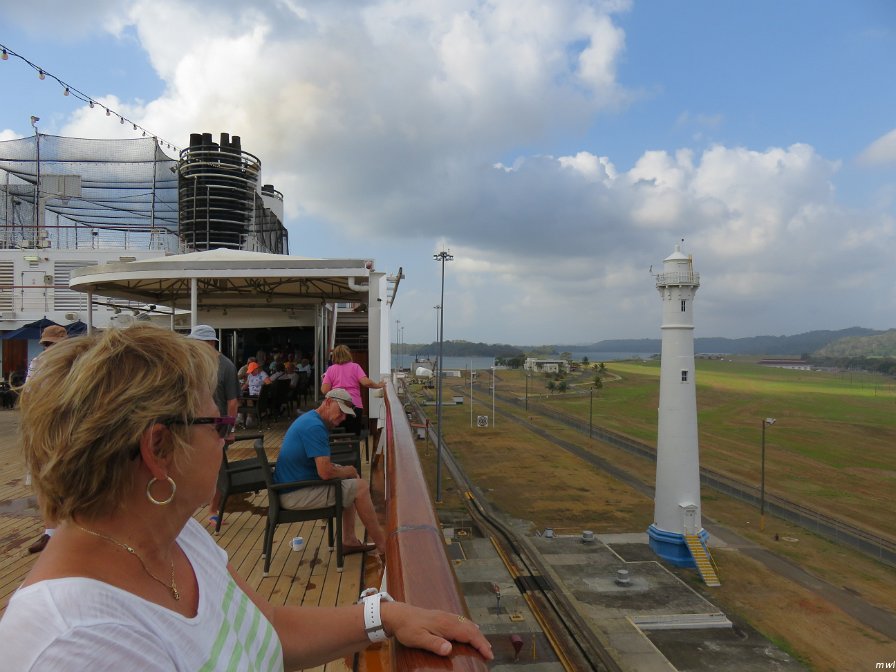 On entre dans les premières écluses du canal de Panama