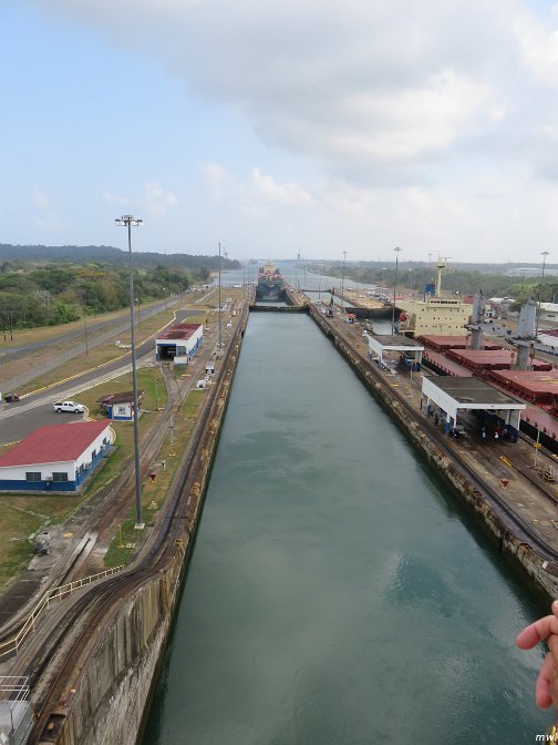 On entre dans les premières écluses du canal de Panama
