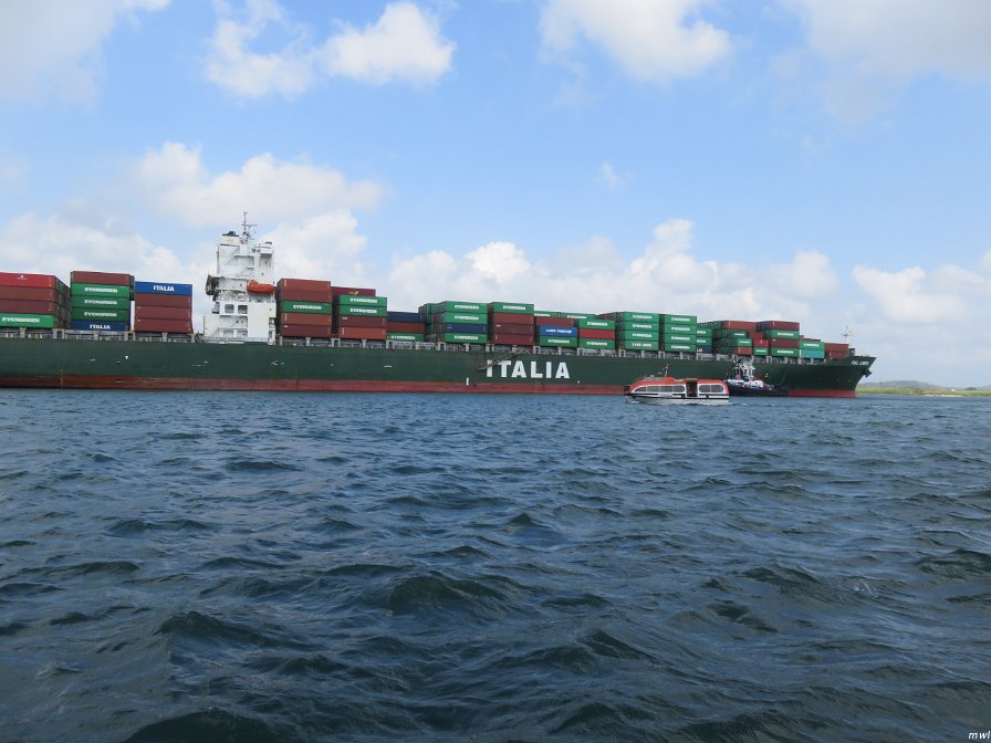 On arrive dans le lac Gatun - chauffeur débutant au volant du tender - mais les tenders sont solides