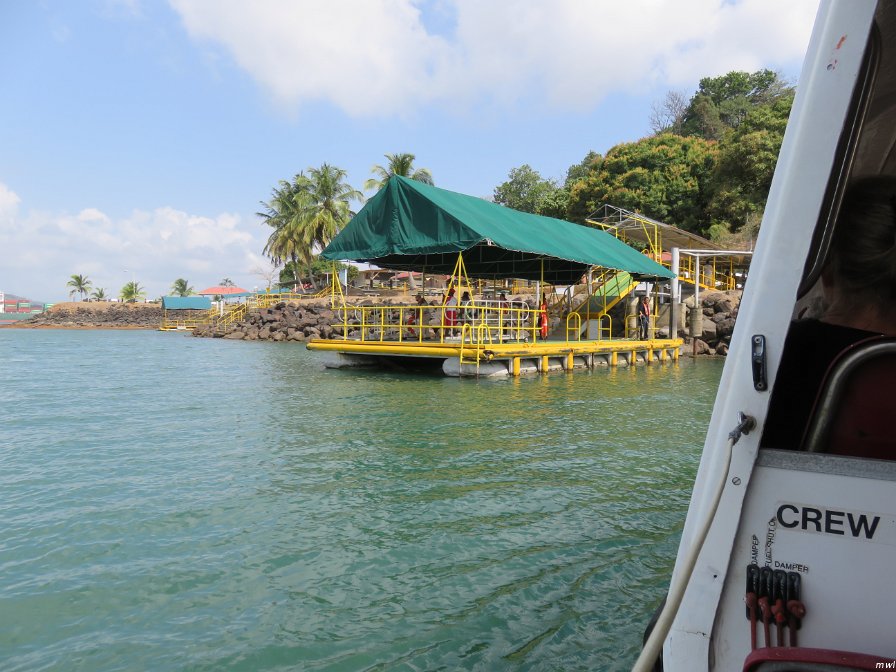 On arrive dans le lac Gatun - chauffeur débutant au volant du tender - mais les tenders sont solides