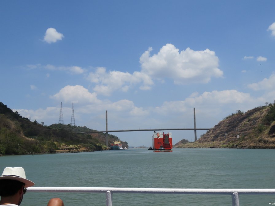 Nous traverserons les écluses en compagnie du grand bateau rouge