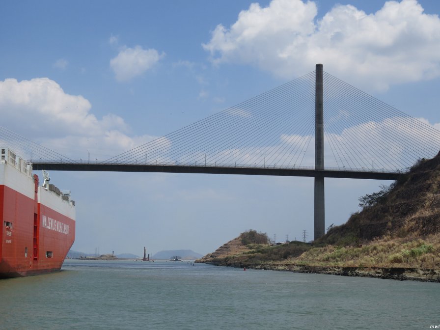 Nous traverserons les écluses en compagnie du grand bateau rouge