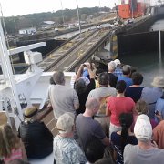 On entre dans les premières écluses du canal de Panama
