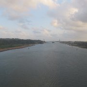 On entre dans les premières écluses du canal de Panama