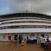 On entre dans les premières écluses du canal de Panama