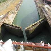 On entre dans les premières écluses du canal de Panama