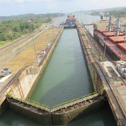 On entre dans les premières écluses du canal de Panama
