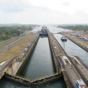 On entre dans les premières écluses du canal de Panama