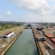 On entre dans les premières écluses du canal de Panama