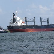 On arrive dans le lac Gatun - chauffeur débutant au volant du tender - mais les tenders sont solides