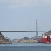 Nous traverserons les écluses en compagnie du grand bateau rouge