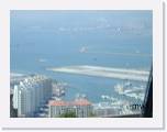 2002:04:19 15:33:13 - Avion atterrissant sur la piste de Gibraltar.