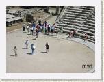 2005:06:28 16:07:42 - Maria teste l'acoustique au thtre d'pidaure.