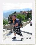 2005:05:19 15:28:33 - Les hommes doivent porter le pantalon ou la jupe