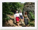 2005:05:19 17:06:38 - Descente vers le monastre avec nos amis de voyage