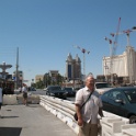 Devant la construction du Planet Hollywood